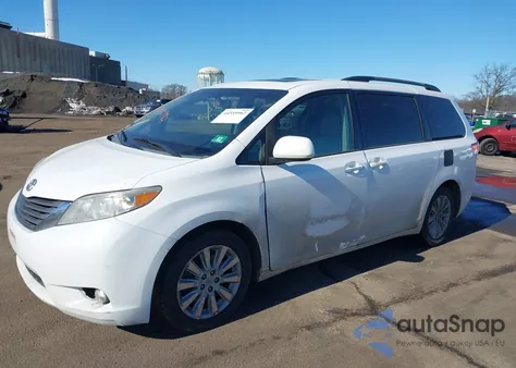 2013 Toyota Sienna Xle 7 Passenger z USA, uszkodzony, nr VIN 5TDDK3DC8DS063478